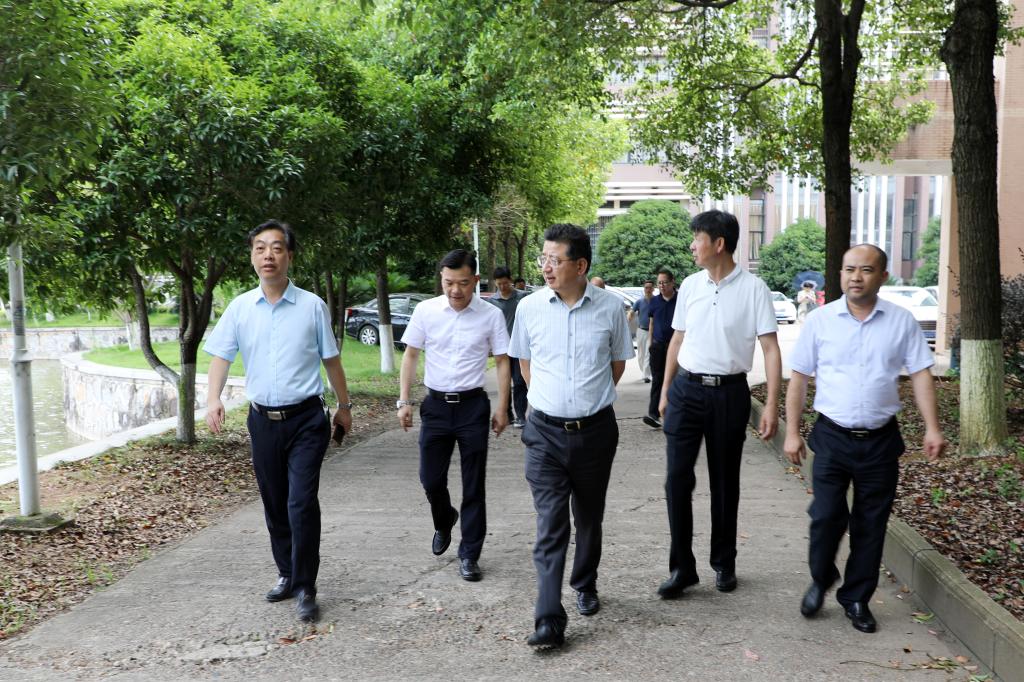 探花系列